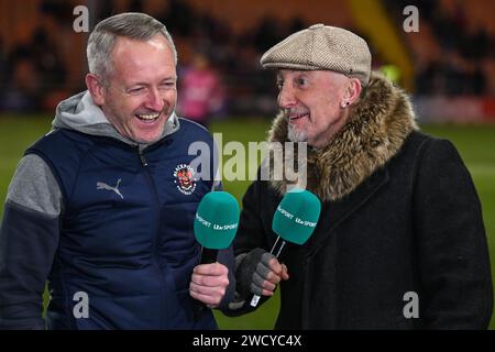 Neil Critchley manager di Blackpool e ITV pundit ed ex manager di Blackpool Ian Holloway condividono uno scherzo durante l'intervista pre-partita davanti all'Emirates fa Cup Third Round Replay Match Blackpool vs Nottingham Forest a Bloomfield Road, Blackpool, Regno Unito, 17 gennaio 2024 (foto di Craig Thomas/News Images) in, il 17/1/2024. (Foto di Craig Thomas/News Images/Sipa USA) credito: SIPA USA/Alamy Live News Foto Stock