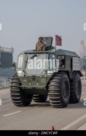 Nuova Delhi, India. 17 gennaio 2024. Il veicolo militare JSW ATOR partecipa a una prova in vista dell'imminente parata della Festa della Repubblica sul percorso Kartavya, nuova Delhi. L'India celebra la 75a giornata della Repubblica. Credito: SOPA Images Limited/Alamy Live News Foto Stock