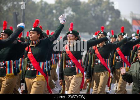 Nuova Delhi, India. 17 gennaio 2024. Il contingente femminile del National Cadet Corps (NCC) prende parte a una prova in vista dell'imminente parata della Festa della Repubblica sul percorso Kartavya, nuova Delhi. L'India celebra la 75a giornata della Repubblica. Credito: SOPA Images Limited/Alamy Live News Foto Stock