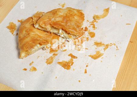 due pezzi di torta di formaggio tradizionale su carta da cucina Foto Stock