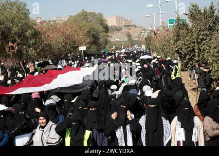 Sanaa, Sanaa, Yemen. 17 gennaio 2024. Una donna yemenita indossa il tradizionale keffiyeh palestinese e canta slogan anti-Israele e anti-USA durante una manifestazione in solidarietà con il popolo palestinese in mezzo al conflitto in corso tra Israele e Hamas a Gaza.mercoledì, l'amministrazione Biden ha rivelato la sua intenzione di ridesignare il gruppo militante Houthi come organizzazione terroristica globale. Questa decisione viene come risposta alle azioni del gruppo nel interrompere il commercio globale nel Mar Rosso, provocando attacchi militari contro di loro in Yemen. (Immagine di credito: © Osamah Yahya/ZUMA Press Wire) EDITORIALE Foto Stock