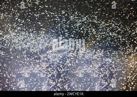 Vista ravvicinata delle piastrelle del pavimento con trucioli di marmo in varie tonalità, con luce riflessa. Foto Stock