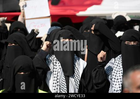 Sanaa, Sanaa, Yemen. 17 gennaio 2024. Una donna yemenita indossa il tradizionale keffiyeh palestinese e canta slogan anti-Israele e anti-USA durante una manifestazione in solidarietà con il popolo palestinese in mezzo al conflitto in corso tra Israele e Hamas a Gaza.mercoledì, l'amministrazione Biden ha rivelato la sua intenzione di ridesignare il gruppo militante Houthi come organizzazione terroristica globale. Questa decisione viene come risposta alle azioni del gruppo nel interrompere il commercio globale nel Mar Rosso, provocando attacchi militari contro di loro in Yemen. (Immagine di credito: © Osamah Yahya/ZUMA Press Wire) EDITORIALE Foto Stock