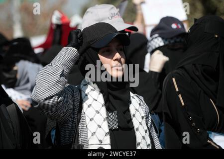 Sanaa, Sanaa, Yemen. 17 gennaio 2024. Una donna yemenita indossa il tradizionale keffiyeh palestinese e canta gli slogan anti-Israele e anti-USA durante una manifestazione di solidarietà con il popolo palestinese in mezzo al conflitto in corso tra Israele e Hamas a Gaza.mercoledì, l'amministrazione di Biden ha rivelato la sua intenzione di ridesignare il gruppo militante Houthi come organizzazione terroristica globale. Questa decisione viene come risposta alle azioni del gruppo nel interrompere il commercio globale nel Mar Rosso, provocando attacchi militari contro di loro in Yemen. (Credit Image: © Osamah Yahya/ZUMA Press Wire) EDITOR Foto Stock