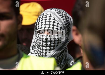 Sanaa, Sanaa, Yemen. 17 gennaio 2024. Un uomo dello Yemen indossa il tradizionale keffiyeh palestinese e canta gli slogan anti-Israele e anti-USA durante una manifestazione di solidarietà al popolo palestinese in mezzo al conflitto in corso tra Israele e Hamas a Gaza.mercoledì, l'amministrazione Biden ha rivelato la sua intenzione di ridesignare il gruppo militante Houthi come organizzazione terroristica globale. Questa decisione viene come risposta alle azioni del gruppo nel interrompere il commercio globale nel Mar Rosso, provocando attacchi militari contro di loro in Yemen. (Immagine di credito: © Osamah Yahya/ZUMA Press Wire) EDITORIALE Foto Stock