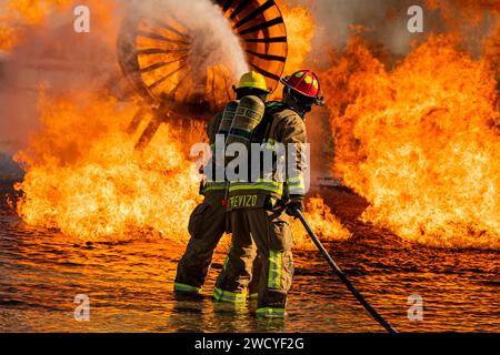 Estinguere un incendio durante un esercizio di addestramento antincendio dal vivo presso la Nellis Air Force base, Nev., 12 ottobre 2023. Foto del Senior Airman Zachary Rufus Foto Stock