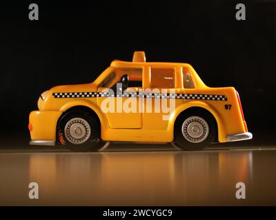 Miami, Florida, Stati Uniti - 29 novembre 2023: Tyler taxi, giocattolo da collezione rilasciato dalla Chevron nel 1997 come parte di una campagna pubblicitaria. Foto Stock