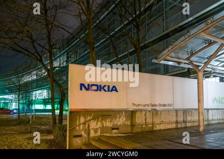 Eingangsbereich des Nürnberger Standort und Optics-Kompetenzzentrum von Nokia. In den nächsten vier Jahren stabilimento Nokia massiv in den fränksichen Standort zu investieren, gemeinsam mit dem Standort Ulm betärnkt die Investionssumme 360 Millionen Euro, im Rahmen eines EU-Förderprogamms. Nürnberg Bayern Deutschland *** area d'ingresso della sede di Nokias Norimberga e Centro di competenza ottica nei prossimi quattro anni, Nokia prevede di investire massicciamente nel sito franconiano, insieme al sito di Ulma, l'investimento ammonta a 360 milioni di euro, nell'ambito di un programma di finanziamento dell'UE Norimberga, Baviera, Germania Foto Stock