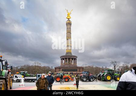 Bauerndemo a Berlino - abgestellte Traktoren am großen Stern vor der Siegessäule. Dimostrazione BauernAM 15. Januar 2024 gegen die Abschaffung der Agrardiesel - Rückvergütung in Berlin vor dem Brandenburger Tor mit geschätzten 30,000 Demonstranten und vielen tausend Traktoren, die teilweise ausserhalb der Stadt warten mussten. Berlin Brandenburger Tor Berlin Deutschland *** dimostrazione contadina a Berlino trattori parcheggiati presso la grande stella di fronte alla manifestazione Victory Column Farmers il 15 gennaio 2024 contro l'abolizione del rimborso del gasolio agricolo a Berlino in f Foto Stock