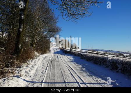 Winter Wonderland innevato su Whitehill Lane, Lothersdale, The Yorkshire Dales, North Yorkshire, Inghilterra, REGNO UNITO Foto Stock