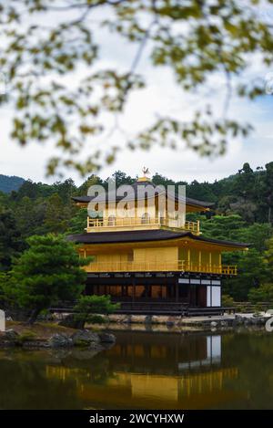 Kinkaku-ji, ufficialmente chiamato Rokuon-ji, è un tempio buddista Zen a Kyoto, Giappone Foto Stock