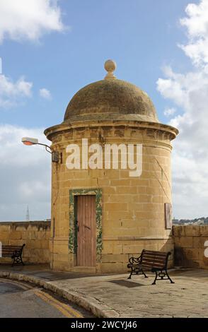 Torretta di pietra sopra il Porto grande a la Valletta Foto Stock