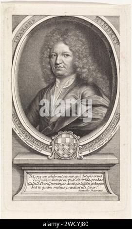 Ritratto di Jean Hindret, Pieter van Schuppen, dopo Jacob van Schuppen, stampa del 1697 Ritratto del linguista francese Jean Hindret. Intorno al ritratto il suo nome e la sua funzione di Royal Supervisor Finance. Di seguito è riportato lo stemma. Sulla scuderia di Pieth un elogio da parte di Jean de Santeul su tutto il mondo, in Europa e oltre, ha elogiato le capacità linguistiche dell'hindret. incisione/incisione su carta Foto Stock