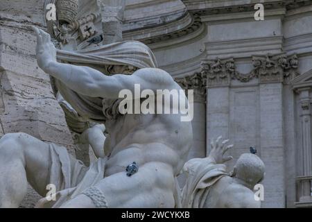 Fontana dei quattro fiumi in Piazza Navon a Roma, Italia: Dettaglio della statua che rappresenta il fiume Nilo. Foto Stock