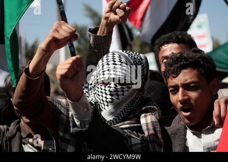 Sanaa, Sanaa, Yemen. 17 gennaio 2024. Un uomo dello Yemen indossa il tradizionale keffiyeh palestinese e canta slogan anti-Israele e anti-USA durante una manifestazione di solidarietà al popolo palestinese in mezzo al conflitto in corso tra Israele e Hamas a Gaza. Mercoledì, l'amministrazione Biden ha rivelato la sua intenzione di ridesignare il gruppo militante Houthi come organizzazione terroristica globale. Questa decisione viene come risposta alle azioni del gruppo nel interrompere il commercio globale nel Mar Rosso, provocando attacchi militari contro di loro in Yemen. (Immagine di credito: © Osamah Yahya/ZUMA Press Wire) EDITO Foto Stock