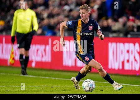 Eindhoven, Paesi Bassi. 17 gennaio 2024. EINDHOVEN, PAESI BASSI - 17 GENNAIO: Gijs Smal del FC Twente corre con la palla durante la partita di TOTO KNVB Cup tra PSV e FC Twente al Philips Stadion il 17 gennaio 2024 a Eindhoven, Paesi Bassi. (Foto di Joris Verwijst/Orange Pictures) credito: Orange Pics BV/Alamy Live News Foto Stock