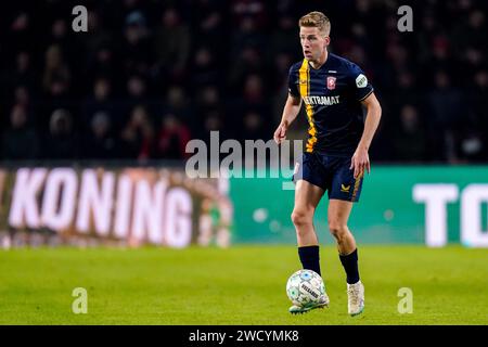 Eindhoven, Paesi Bassi. 17 gennaio 2024. EINDHOVEN, PAESI BASSI - 17 GENNAIO: Gijs Smal del FC Twente corre con la palla durante la partita di TOTO KNVB Cup tra PSV e FC Twente al Philips Stadion il 17 gennaio 2024 a Eindhoven, Paesi Bassi. (Foto di Joris Verwijst/Orange Pictures) credito: Orange Pics BV/Alamy Live News Foto Stock