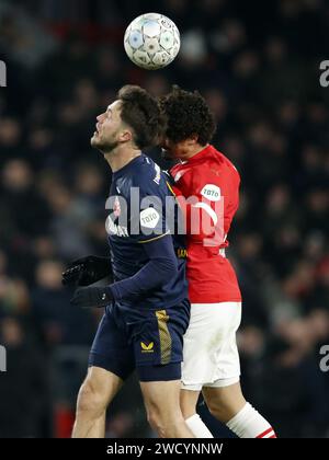 EINDHOVEN - (l-r) Ricky van Wolfswinkel dell'FC Twente, Andre Ramalho del PSV Eindhoven durante il secondo round della KNVB Cup match tra PSV Eindhoven e FC Twente allo stadio Phillips il 17 gennaio 2024 ad Eindhoven, Paesi Bassi. ANP BART STOUTJESDIJK Foto Stock