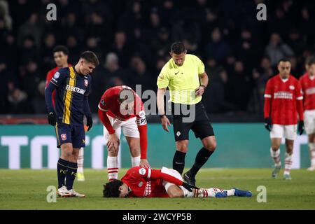 EINDHOVEN - (l-r) Manfred Ugalde del FC Twente, Luuk de Jong del PSV Eindhoven, Andre Ramalho del PSV Eindhoven, l'arbitro Jeroen Manschot durante il secondo round della KNVB Cup tra il PSV Eindhoven e l'FC Twente allo stadio Phillips il 17 gennaio 2024 ad Eindhoven, Paesi Bassi. ANP BART STOUTJESDIJK Foto Stock