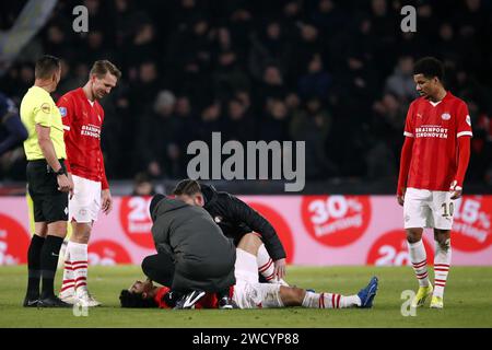 EINDHOVEN - Andre Ramalho del PSV Eindhoven si trova sul terreno ferito durante il secondo round della KNVB Cup match tra PSV Eindhoven e FC Twente allo stadio Phillips il 17 gennaio 2024 ad Eindhoven, Paesi Bassi. ANP BART STOUTJESDIJK Foto Stock