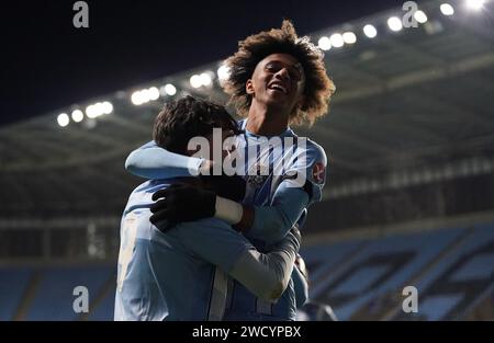 Aidan Dausch (a sinistra) del Coventry City festeggia con Conrad Ambursley dopo aver segnato il quarto gol della squadra durante il quarto turno della fa Youth Cup al Coventry Building Society Arena di Coventry. Data foto: Mercoledì 17 gennaio 2024. Foto Stock