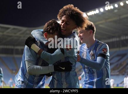 Aidan Dausch (a sinistra) del Coventry City festeggia con Conrad Ambursley dopo aver segnato il quarto gol della squadra durante il quarto turno della fa Youth Cup al Coventry Building Society Arena di Coventry. Data foto: Mercoledì 17 gennaio 2024. Foto Stock