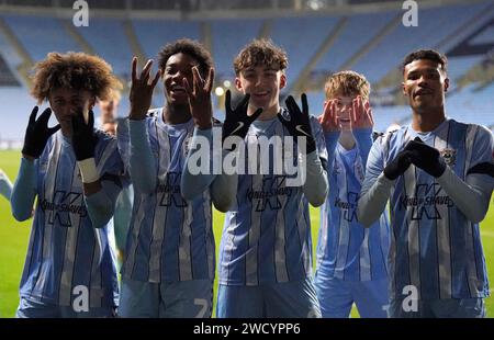 L'Aidan Dausch (centro) del Coventry City festeggia con i compagni di squadra dopo aver segnato il quarto gol della squadra durante la partita di fa Youth Cup al quarto turno al Coventry Building Society Arena di Coventry. Data foto: Mercoledì 17 gennaio 2024. Foto Stock