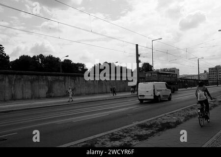 BERLINO/GERMANIA/DEUTSCHLAND/ 11.luglio 2018 . I visitatori del Bernauer Strasse sport più famoso di Berin durante Berlino tutti i 1961 visitatori del muro di Berlino a Berlino (lavoro nero e bianco). (Photo.Francis Joseph Dean / Deanpicture. Foto Stock