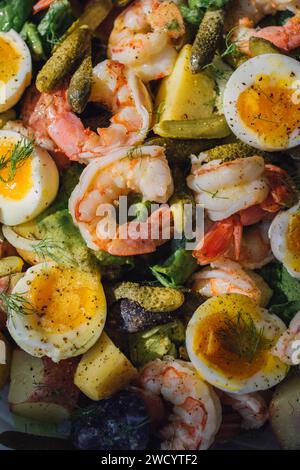 insalata colorata con uova sode, gamberi, sottaceti, lattuga al burro, finocchio Foto Stock