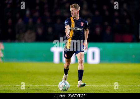 Eindhoven, Paesi Bassi. 17 gennaio 2024. EINDHOVEN, PAESI BASSI - 17 GENNAIO: Gijs Smal del FC Twente corre con la palla e i gesti durante la partita di TOTO KNVB Cup tra PSV e FC Twente al Philips Stadion il 17 gennaio 2024 ad Eindhoven, Paesi Bassi. (Foto di Joris Verwijst/Orange Pictures) credito: dpa/Alamy Live News Foto Stock