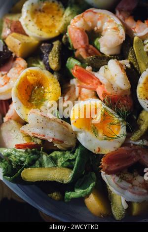 insalata colorata con uova sode, gamberi, sottaceti, lattuga al burro, finocchio Foto Stock