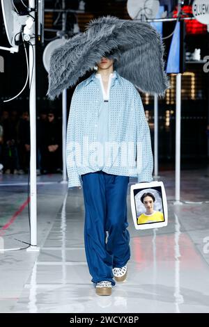 Parigi, Frankreich. 17 gennaio 2024. BLUEMARBLE Autunno/Inverno 2024-2025 Runway durante la Paris Fashion Week Menswear il 2024 gennaio - Parigi; Francia 17/01/2024 credito: dpa/Alamy Live News Foto Stock