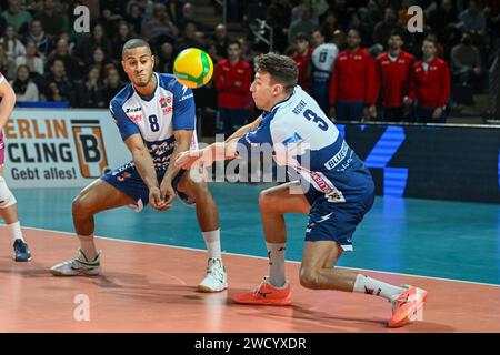 Berlino, Deutschland 17. Gennaio 2024: CL Volleyball - 2023/2024 - Berlino Recycling Volleys vs. Gas Sales Bluenergy Piacenza IM Bild: Ballannahme Francesco Recine (gas Sales Daiko Piacenza), Ricardo Lucarelli Santos De Souza (gas Sales Daiko Piacenza) sichert Foto Stock