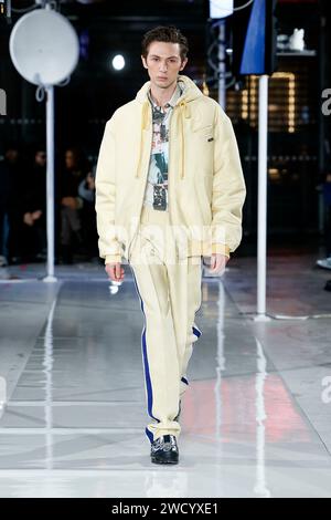 Parigi, Frankreich. 17 gennaio 2024. BLUEMARBLE Autunno/Inverno 2024-2025 Runway durante la Paris Fashion Week Menswear il 2024 gennaio - Parigi; Francia 17/01/2024 credito: dpa/Alamy Live News Foto Stock
