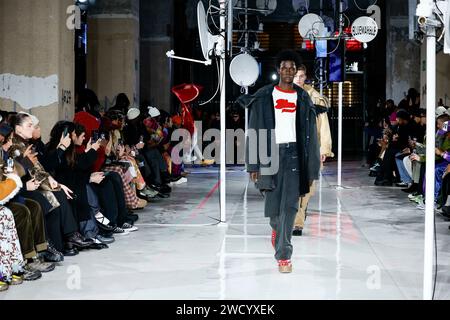 Parigi, Frankreich. 17 gennaio 2024. BLUEMARBLE Autunno/Inverno 2024-2025 Runway durante la Paris Fashion Week Menswear il 2024 gennaio - Parigi; Francia 17/01/2024 credito: dpa/Alamy Live News Foto Stock