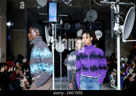 Parigi, Frankreich. 17 gennaio 2024. BLUEMARBLE Autunno/Inverno 2024-2025 Runway durante la Paris Fashion Week Menswear il 2024 gennaio - Parigi; Francia 17/01/2024 credito: dpa/Alamy Live News Foto Stock