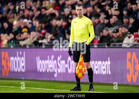 Eindhoven, Paesi Bassi. 17 gennaio 2024. EINDHOVEN, PAESI BASSI - 17 GENNAIO: L'assistente arbitro Charles Schaap fa un'occhiata durante la partita della TOTO KNVB Cup tra PSV e FC Twente al Philips Stadion il 17 gennaio 2024 a Eindhoven, Paesi Bassi. (Foto di Joris Verwijst/Orange Pictures) credito: dpa/Alamy Live News Foto Stock