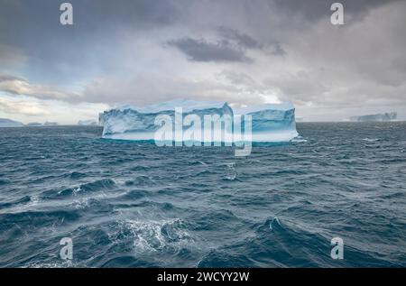 Iceberg nella baia di Cooper e nel fiordo di Drygalski, nell'isola della Georgia del Sud, numerosi a causa della rottura della piattaforma di ghiaccio antartica, scolpita dalle onde durante il viaggio Foto Stock