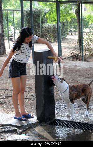 barcellona/catalonia/ Spagna/ 25Luglio 2019/oggi le onde di calore hanno colpito 30C e 86F oggi in temeperature le persone godono sulla spiaggia e rinfrescano le onde di calore .. (Foto..Francis Dean / Deanpictures. Foto Stock