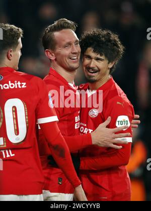 EINDHOVEN - (l-r) Guus Til del PSV Eindhoven, Luuk de Jong del PSV Eindhoven, Andre Ramalho del PSV Eindhoven festeggia il 2-0 durante il secondo round della KNVB Cup match tra PSV Eindhoven e FC Twente allo stadio Phillips il 17 gennaio 2024 a Eindhoven, Paesi Bassi. ANP BART STOUTJESDIJK Foto Stock