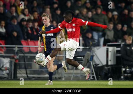 EINDHOVEN - (l-r) Gijs Smal del FC Twente, Johan Bakayoko del PSV Eindhoven durante il secondo round della KNVB Cup match tra il PSV Eindhoven e l'FC Twente allo stadio Phillips il 17 gennaio 2024 ad Eindhoven, Paesi Bassi. ANP BART STOUTJESDIJK Foto Stock