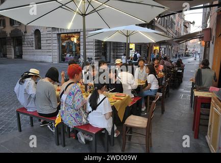 Roma / Italia   18..July 2019/ vita da ristorante in via dei Coronari a Roma o Roma vicino al fiume tevere a Roma Italia . (Foto..Francis Dean / Deanpicture. Foto Stock