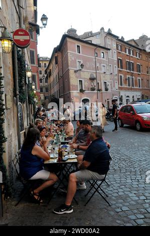 Roma / Italia   18..July 2019/ vita da ristorante in via dei Coronari a Roma o Roma vicino al fiume tevere a Roma Italia . (Foto..Francis Dean / Deanpicture. Foto Stock