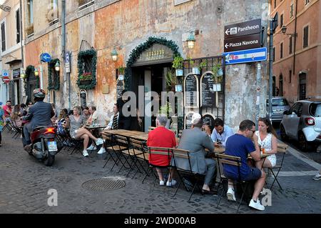 Roma / Italia   18..July 2019/ vita da ristorante in via dei Coronari a Roma o Roma vicino al fiume tevere a Roma Italia . (Foto..Francis Dean / Deanpicture. Foto Stock