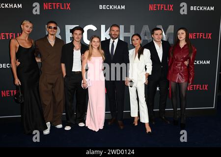 Foto da accreditare ©Alpha Press 085000 03/10/2023 mia Regan, Romeo Beckham, Cruz Beckham, Harper Beckham, David Beckham, Victoria Beckham, Brooklyn Beckham e la moglie Nicola Peltz Beckham Beckham Premiere Episodes 1 & 2 a Londra Foto Stock