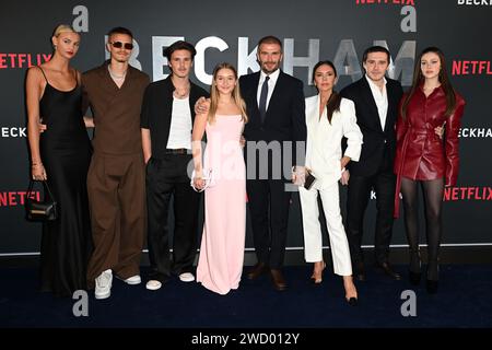 Foto da accreditare ©Alpha Press 085000 03/10/2023 mia Regan, Romeo Beckham, Cruz Beckham, Harper Beckham, David Beckham, Victoria Beckham, Brooklyn Beckham e la moglie Nicola Peltz Beckham Beckham Premiere Episodes 1 & 2 a Londra Foto Stock
