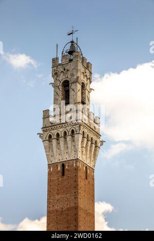 Siena, Italia - 26 luglio 2023: Torre del Mangia a Siena, Italia Foto Stock