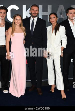 Foto da accreditare ©Alpha Press 085000 03/10/2023 Cruz Beckham, Harper Beckham, David Beckham, Victoria Beckham, Brooklyn Beckham Beckham Premiere Episodes 1 e 2 a Londra Foto Stock