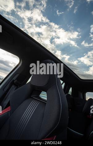 Vista Del Soffitto Dell'auto Con Una Botola Trasparente in Vetro Per  L'aria, Aperta in Modo Da Vedere Il Cielo E Le Nuvole Immagine Stock -  Immagine di parte, nubi: 167417243