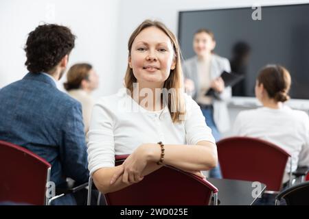 Ritratto di una donna d'affari di successo che sorride alla telecamera durante il simposio sull'imprenditorialità e l'imprenditorialità Foto Stock